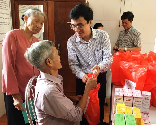 đồng chí Đào Phú Dương - Phó Bí thư Thành đoàn, Phó Chủ tịch Thường trực Hội LHTN VN thành phố tặng quà các gia đình chính sách